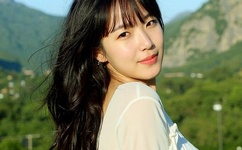 宝宝把腿抬得很高一点